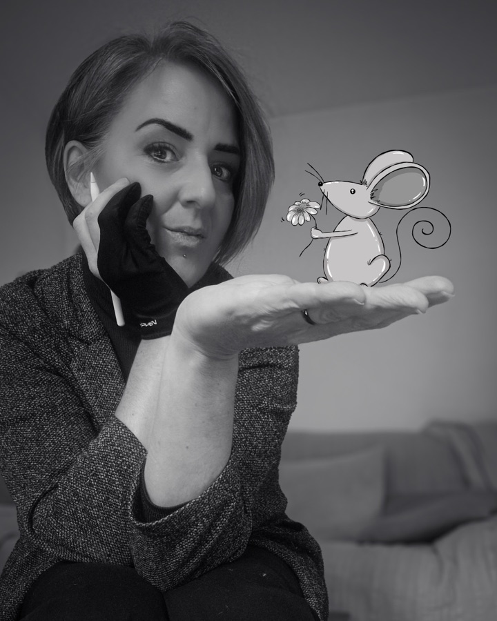 Aurore, stylet à la main, présente une petite souris illustrée dans sa paume.