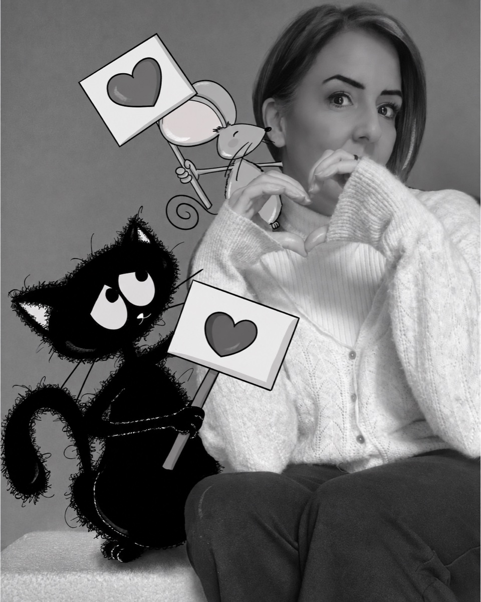 Aurore forme un cœur avec ses mains, accompagnée du Chat Thon et de la souris portant des cœurs illustrés.