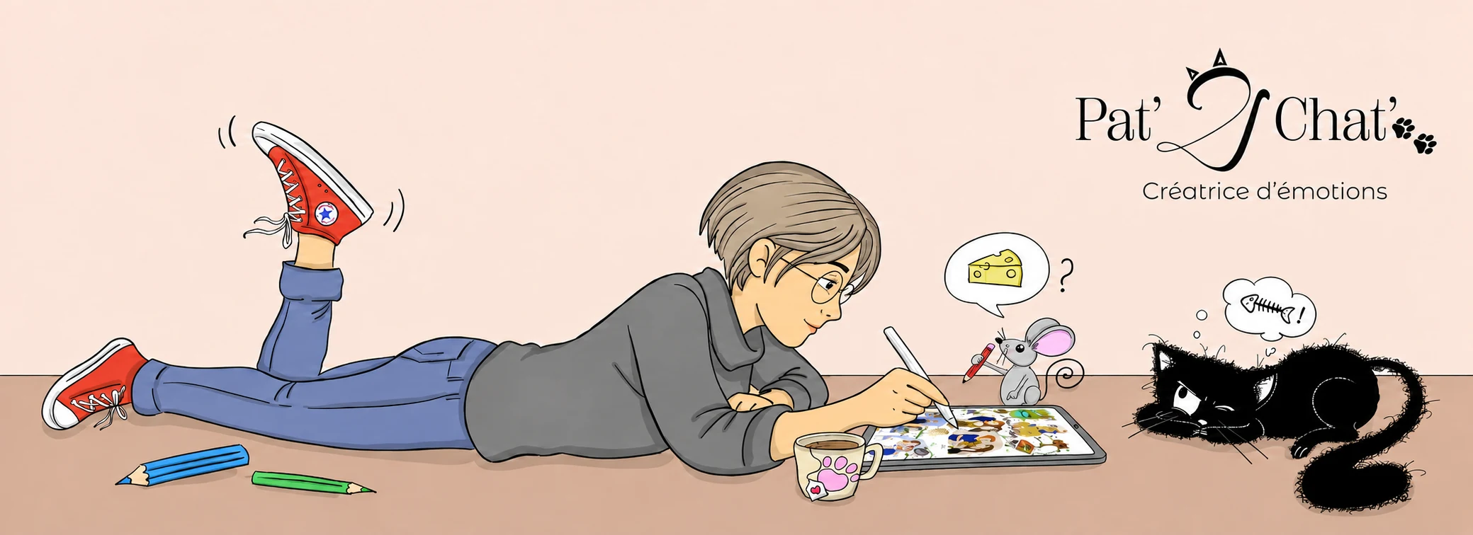 Aurore dessine, accompagnée d’une souris et de Chat Thon. Pat’2 Chat’ : Créatrice d’émotions.