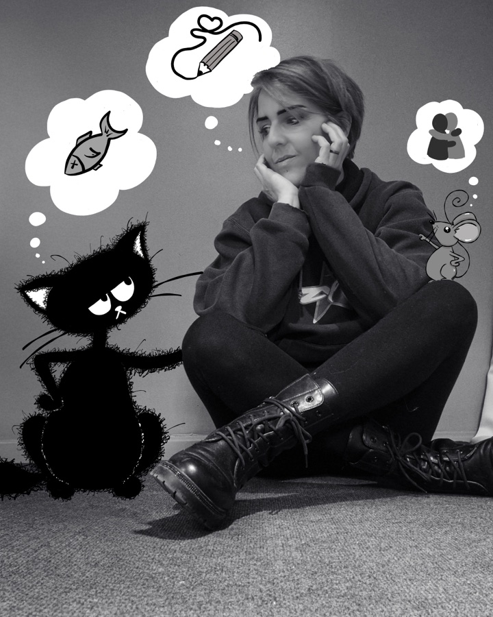 Aurore assise entre son Chaton et sa souris illustrés, chacun perdu dans ses pensées.