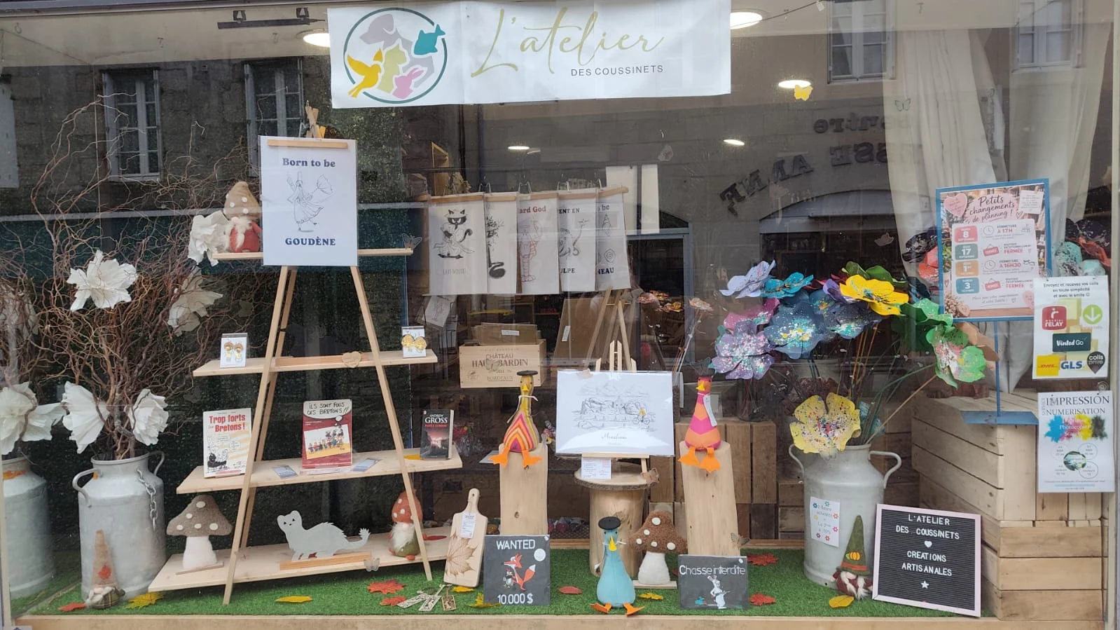 La vitrine de L’atelier des Coussinets avec les illustrations Pat2Chat.