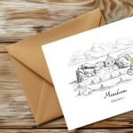 Mise en situation Blank Greeting Card with Envelope Mockup on Wooden Background for Custom Design2 de Meneham (Menez Ham)